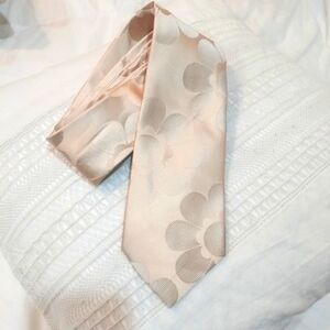 BCBG attitude cream floral subtle tone-on-tone silk tie